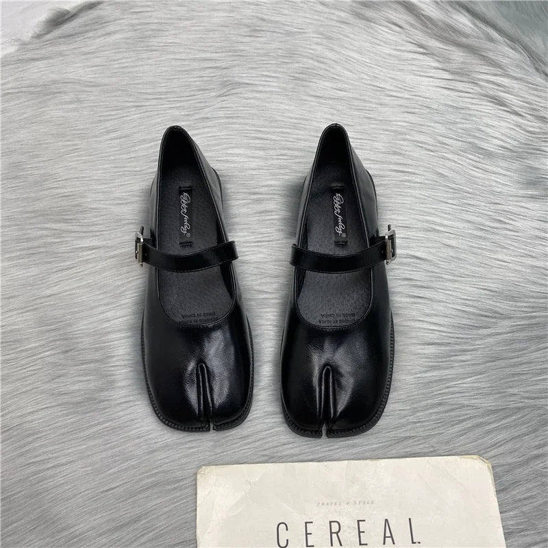 Split Toe Flat Shoes